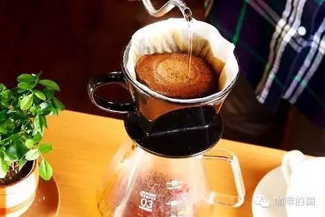 当咖啡粉遇到热水时就会膨胀,这是为什么?