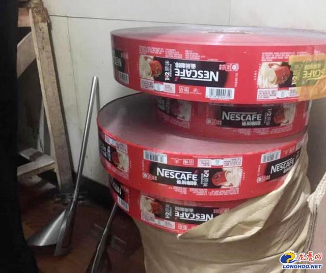 撒地上的咖啡粉扫起来继续装 南京警方捣毁一假冒咖啡生产窝点