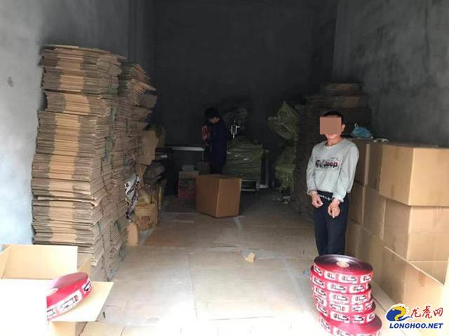 撒地上的咖啡粉扫起来继续装 南京警方捣毁一假冒咖啡生产窝点