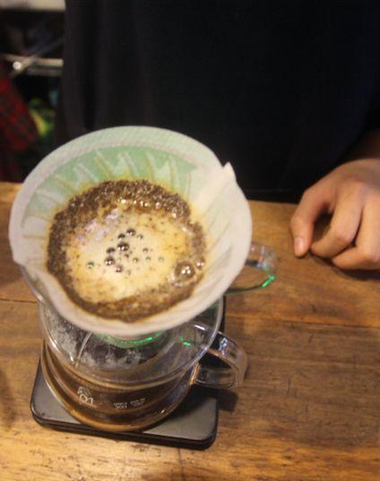 如何根据咖啡粉的不同粗细程度调整冲煮手法?