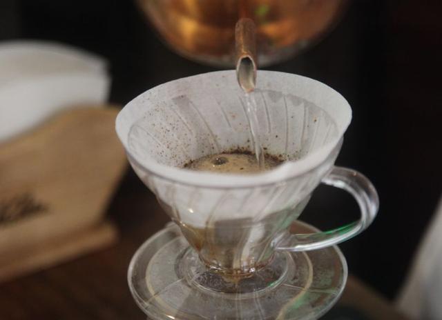 如何根据咖啡粉的不同粗细程度调整冲煮手法?