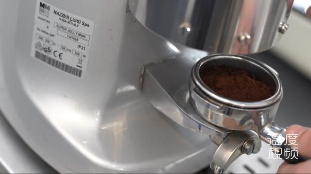 学会一个关键的步骤,就可以把心形拉花的技巧带回家