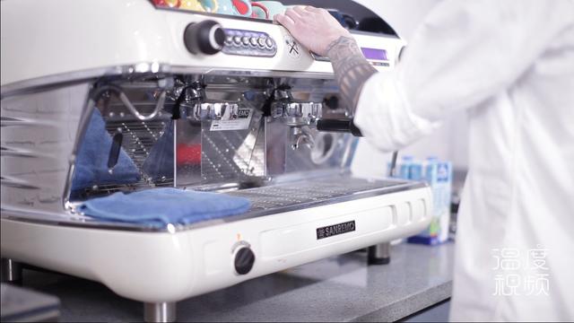 学会一个关键的步骤,就可以把心形拉花的技巧带回家