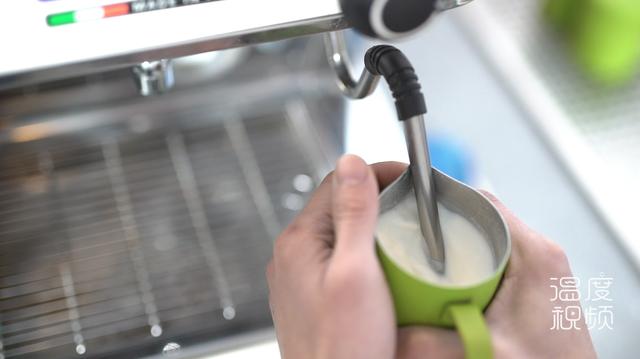 学会一个关键的步骤,就可以把心形拉花的技巧带回家