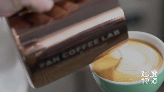 学会一个关键的步骤,就可以把心形拉花的技巧带回家