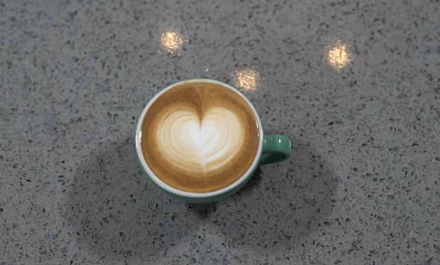 学会一个关键的步骤,就可以把心形拉花的技巧带回家