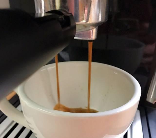 咖啡拉花小妙招，让你1分钟学会拉花。