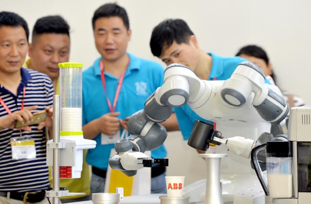 机器人现场冲调咖啡,还端到了人们面前