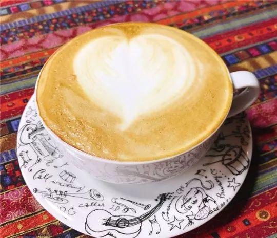 【每日一咖】用自己的态度和温度冲调,咖啡正好中和了小绿叶的甜腻~