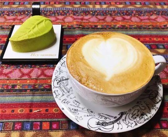 【每日一咖】用自己的态度和温度冲调,咖啡正好中和了小绿叶的甜腻~