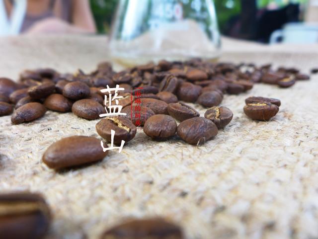 用手工冲调一杯有态度的咖啡