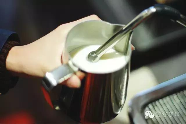 咖啡拉花知识大全 · 咖啡拉花奶泡制作详解(一)