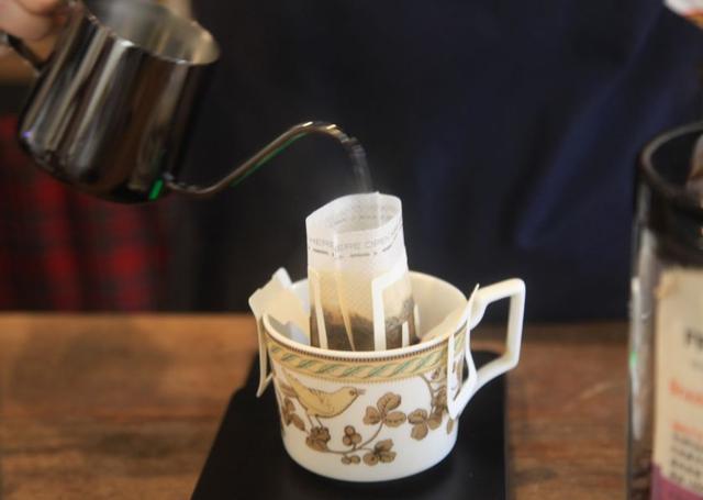 「实验」挂耳咖啡应该怎么冲？挂耳包到底要不要泡着？