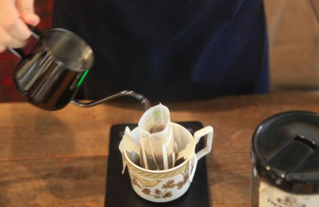 「实验」挂耳咖啡应该怎么冲？挂耳包到底要不要泡着？