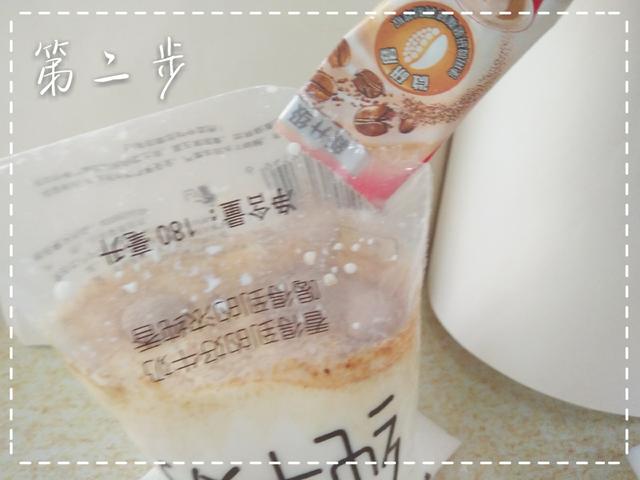 一分钟速成的超级懒人咖啡牛奶,不用任何容器的神奇操作