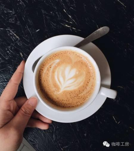 你用什么牛奶做你的那杯卡布和拿铁？咖啡牛奶的比例？