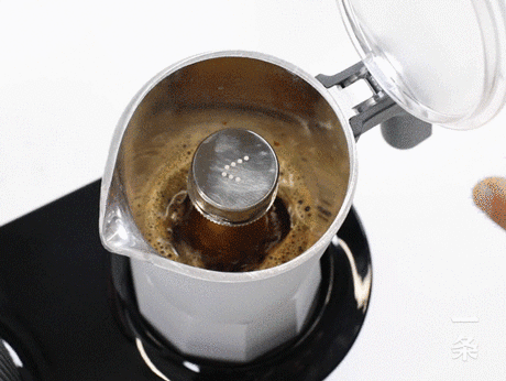 煮咖啡、打奶泡，同时完成。宅家里3分钟自制花式咖啡