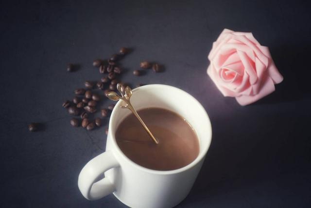 3分钟在家制作香浓牛奶咖啡，来杯咖啡享受午后的悠闲时间