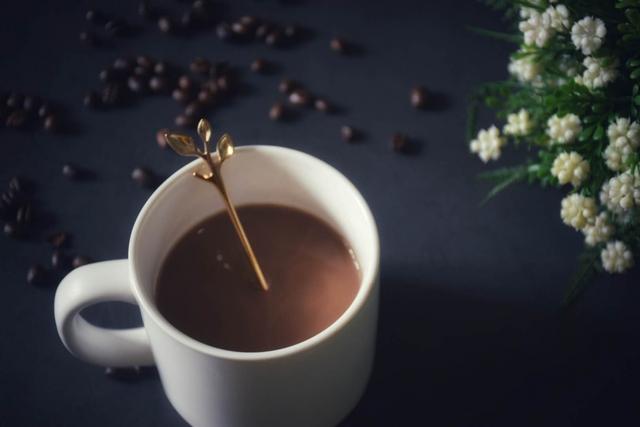 3分钟在家制作香浓牛奶咖啡，来杯咖啡享受午后的悠闲时间