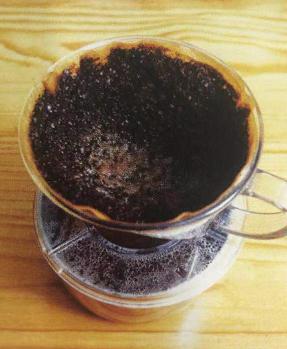 如何通过留在滤杯上的咖啡粉，判断手冲是否成功？