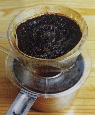 如何通过留在滤杯上的咖啡粉，判断手冲是否成功？